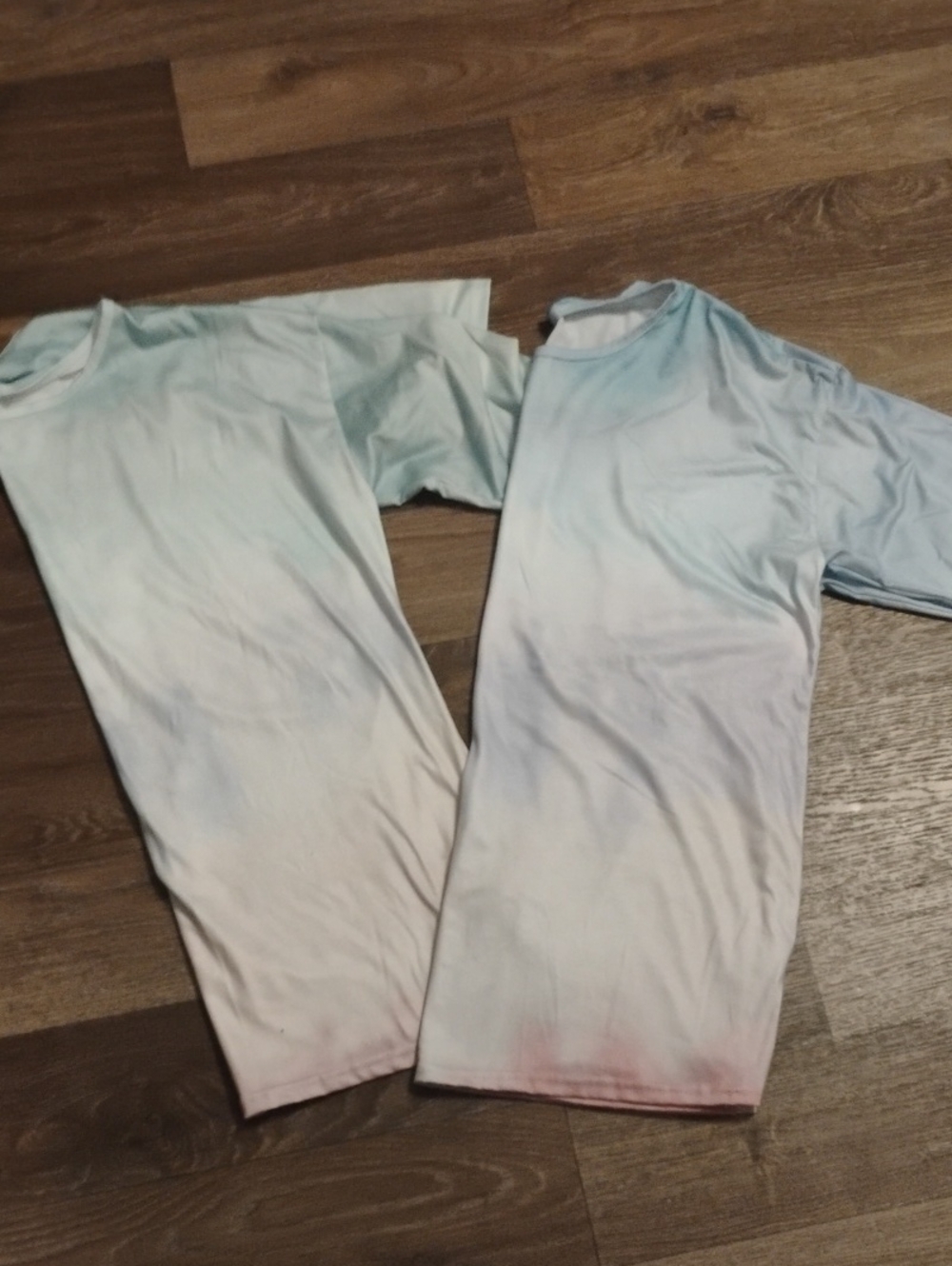 5/$20 Set Of 2 Women’s Large Short Sleeve Tie-Dye Tees in Light Blue and  Green